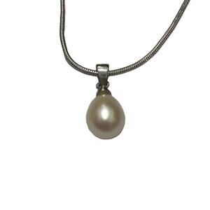 Silver toned, pearl bead Necklace